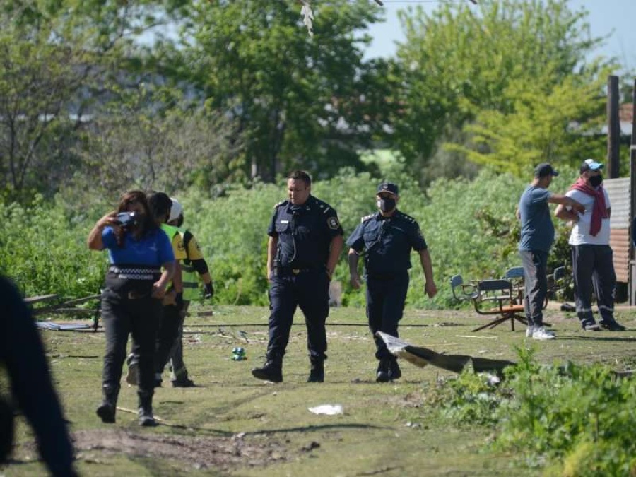 Bombas molotov, policías heridos e incendio durante un operativo de desalojo en Los Hornos