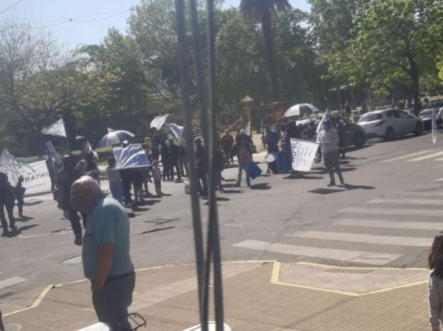 Minúsculo grupo de UPCN se manifiesta en 20 y 50: buscan la reincorporación de los ”chorro-inspectores”