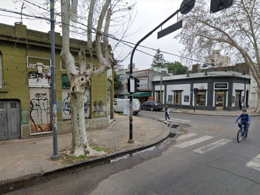 Golpearon y amenazaron a dos jóvenes en 1 y 64 pero se resistieron y no pudieron robarles