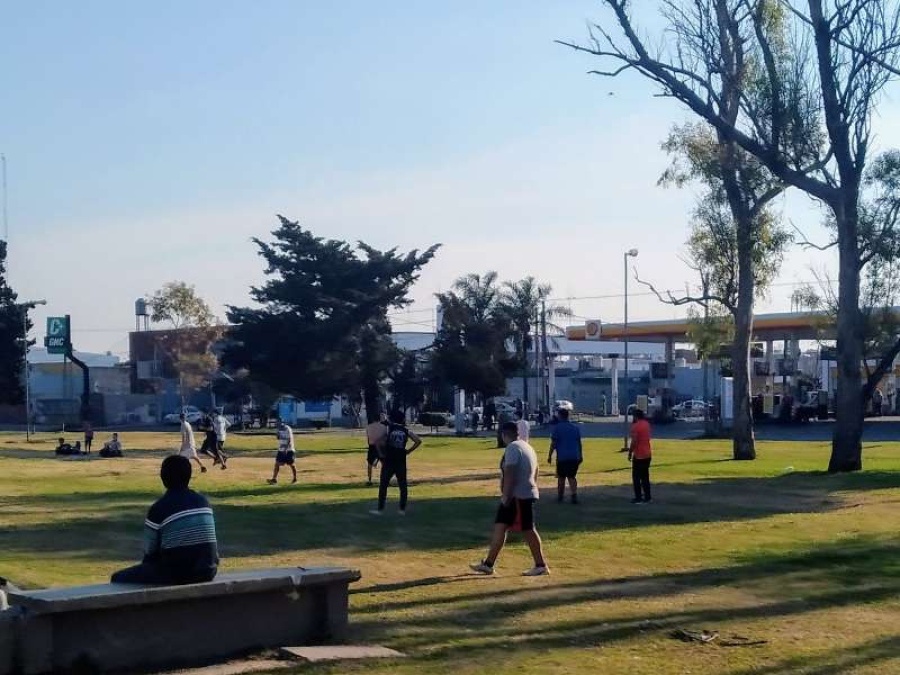 Grieta y bronca porque muchos no usan barbijo en la Rambla de 32: ”Ponen en riesgo a quienes queremos cuidarnos”