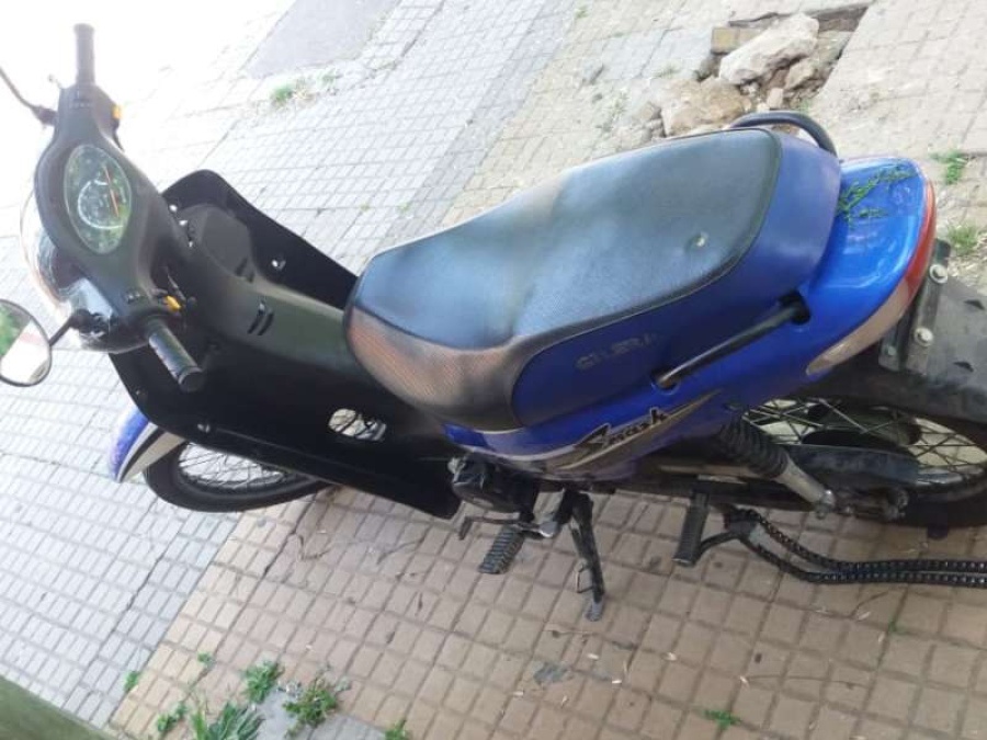 Hallaron ”hecha bolsa” a la moto robada a una familia de La Plata: la descartaron sorpresivamente en 11 y 32 