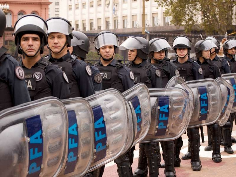 El Ministerio de Seguridad revisará en qué casos los policías pueden usar armas de fuego