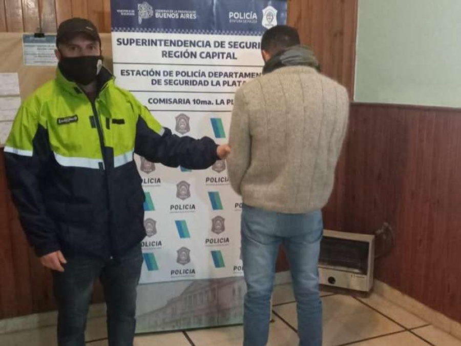 Atraparon a un violento ladrón que había robado en una pollajería en City Bell y tenía pedido de captura desde enero