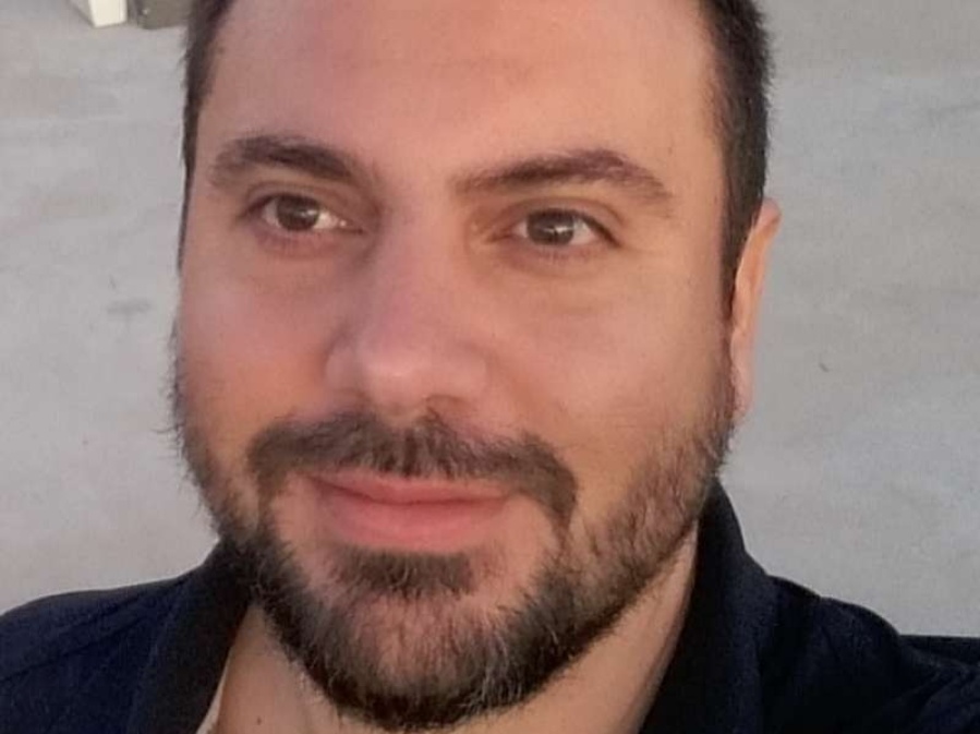 Nació en La Plata, lo adoptaron, nunca se lo dijeron y ahora busca a su madre: ”La partera se dedicaba al tráfico de bebés”