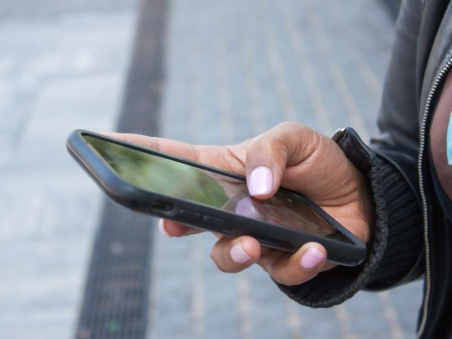 Le robaron en celular en La Plata, lo vendían en las redes y su hermana le tendió una trampa al ladrón