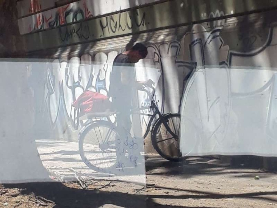 La puertita misteriosa de 1 y 57: dicen que entran y salen motos y bicis cada 10 minutos