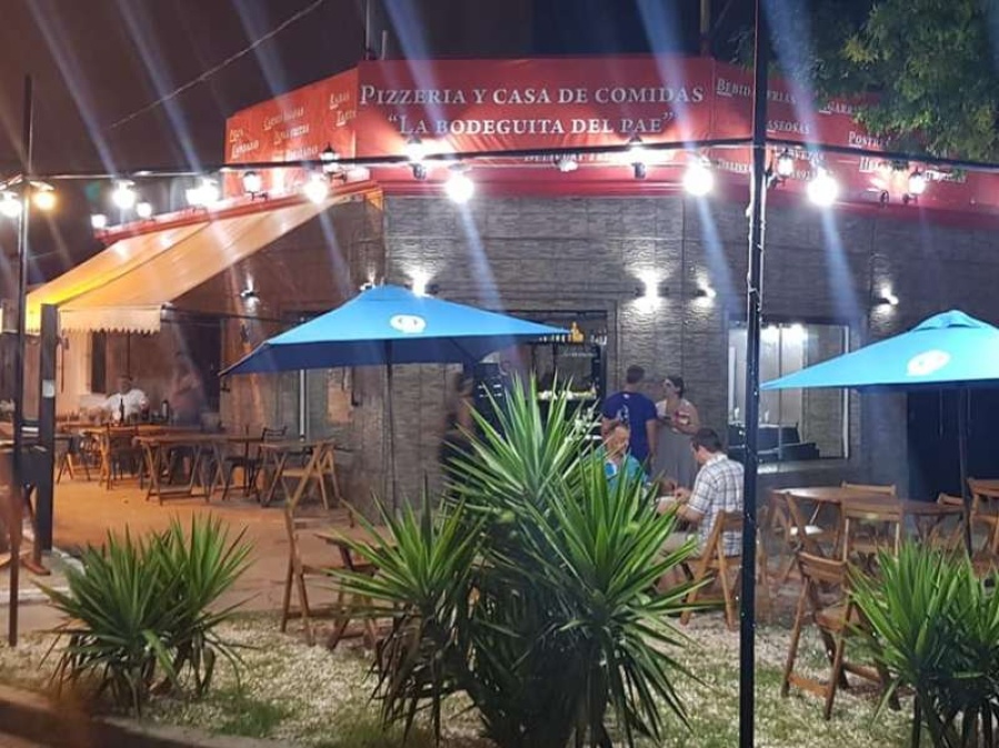 Un bodegón de La Plata busca mozas para su reinauguración: quedan solo dos vacantes