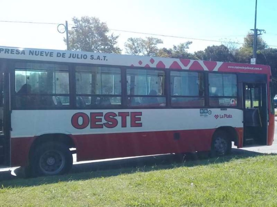 Abandonó a su bebé en una calle de La Plata e intentó escapar en un micro Oeste