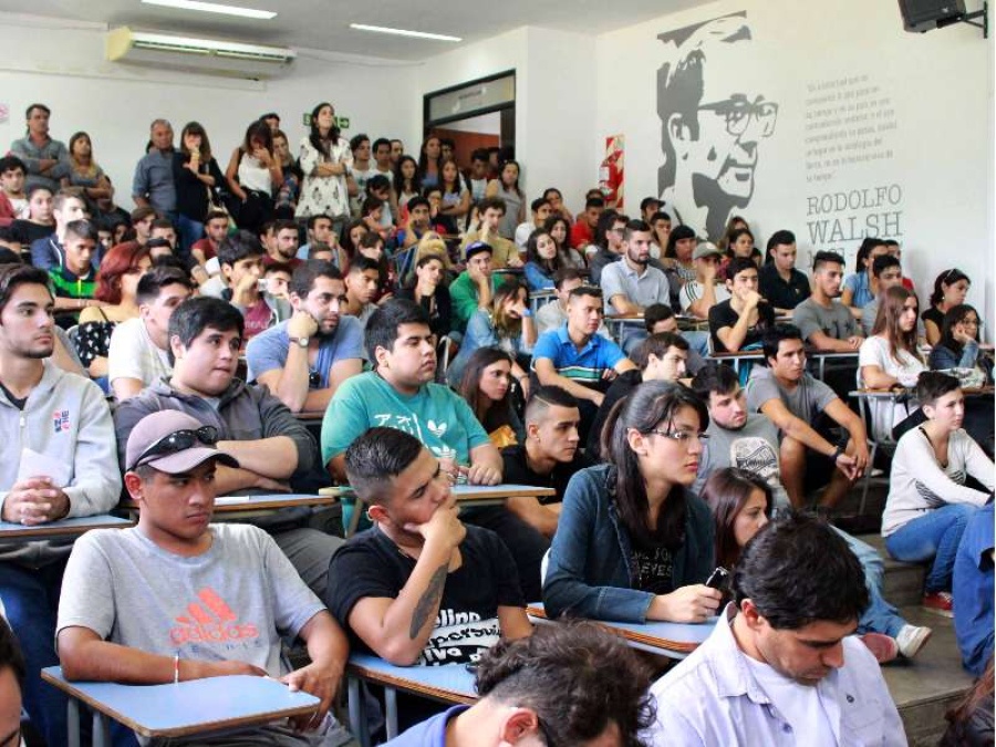 Acusaron a un profe de Periodismo de la UNLP de robarle la tesis a dos alumnas y lo cruzaron: ”Debería darte vergüenza”