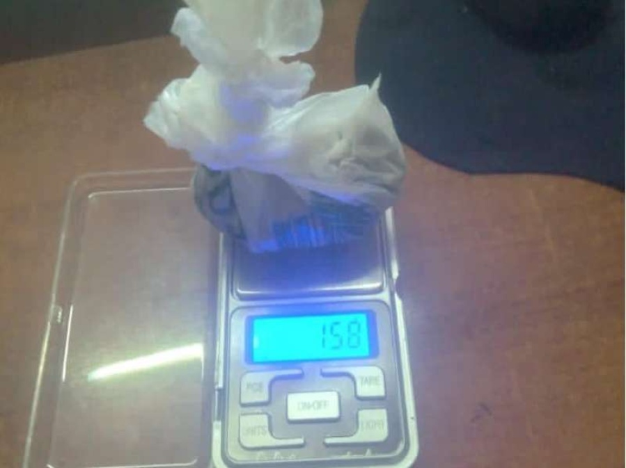 Le ”regaló” zapatillas a su sobrino detenido en La Plata, pero en realidad escondía marihuana debajo de la suela