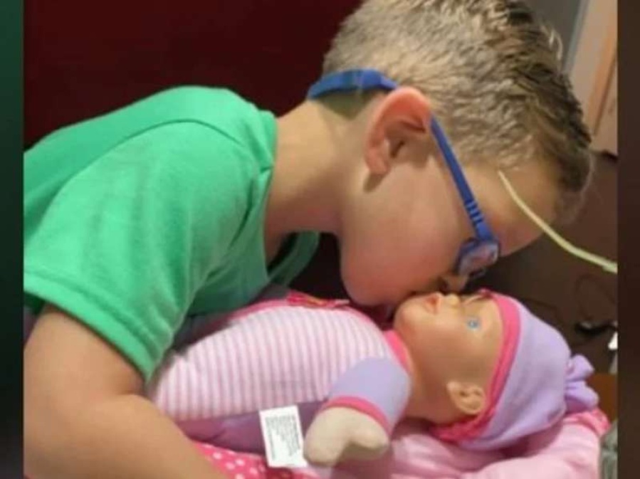 Un nene pidió de regalo una muñeca para ser ”un buen papá”
