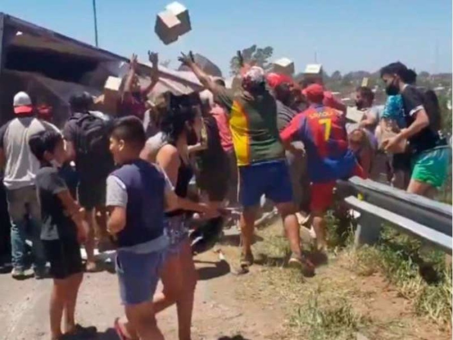 Saquearon un camión con golosinas que volcó en Córdoba