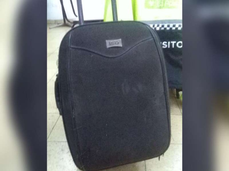Habló la mujer que encontró la valija en Plaza Moreno: ”Necesitamos encontrar a su dueño”
