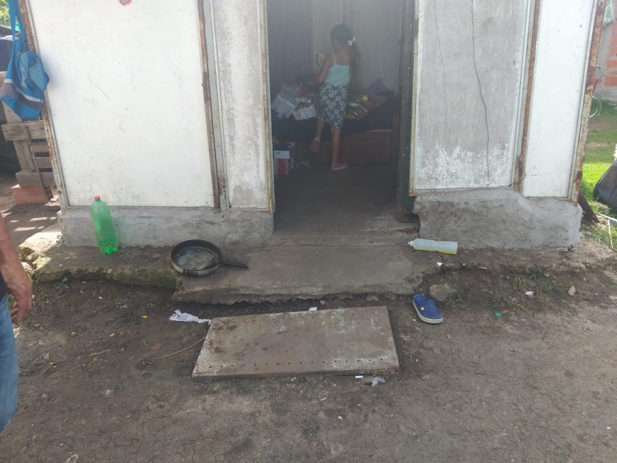 No cuenta con baño propio en su galpón de La Plata, sus hijos hacen sus necesidades en un balde y precisa ayuda urgente