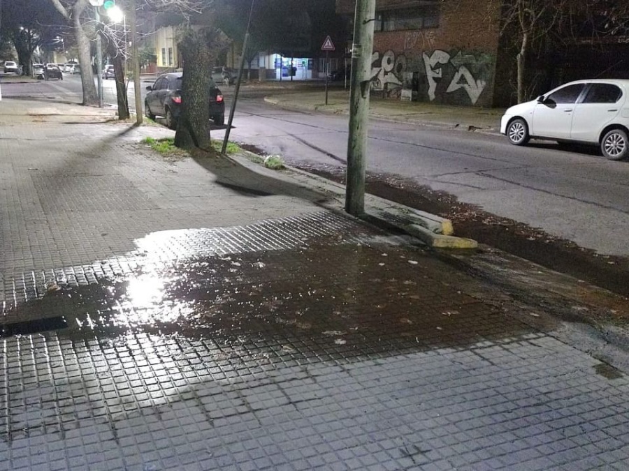 Vecinos de 9 y 38 reclaman que la vereda está inundada