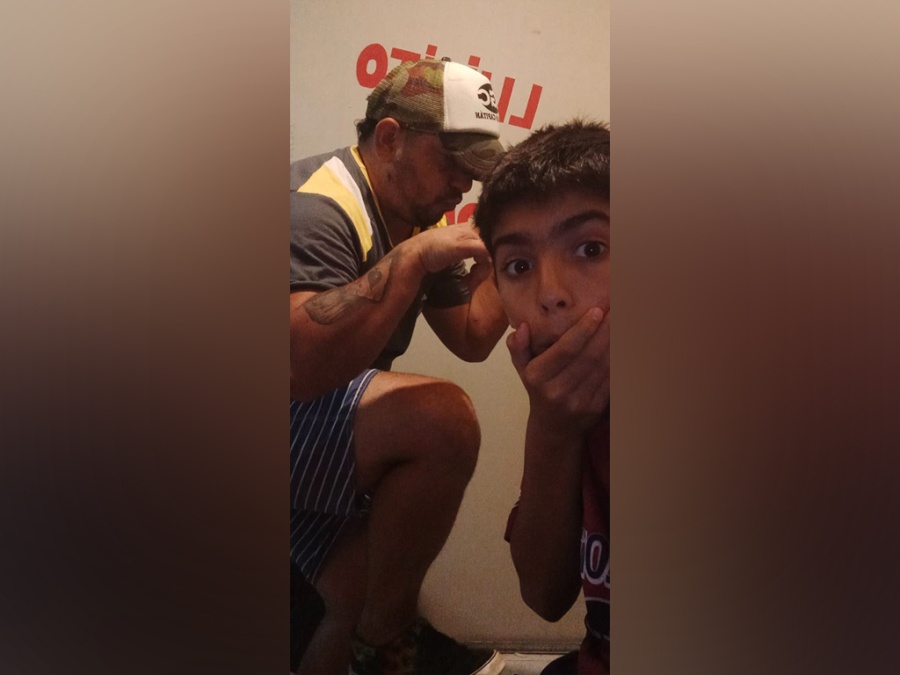 Luisito y ”Papurri”, padre e hijo platenses revolucionan las redes con sus videos maradoneanos y karatecas