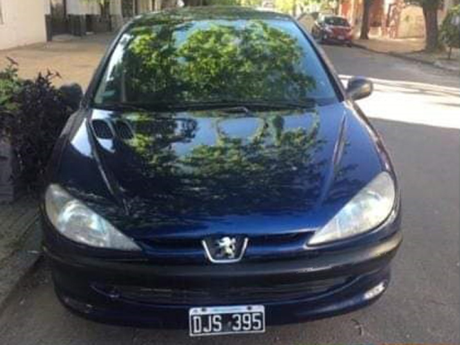 Le dieron una golpiza brutal entre 8 a un joven platense de 19 años cuando le robaron el auto