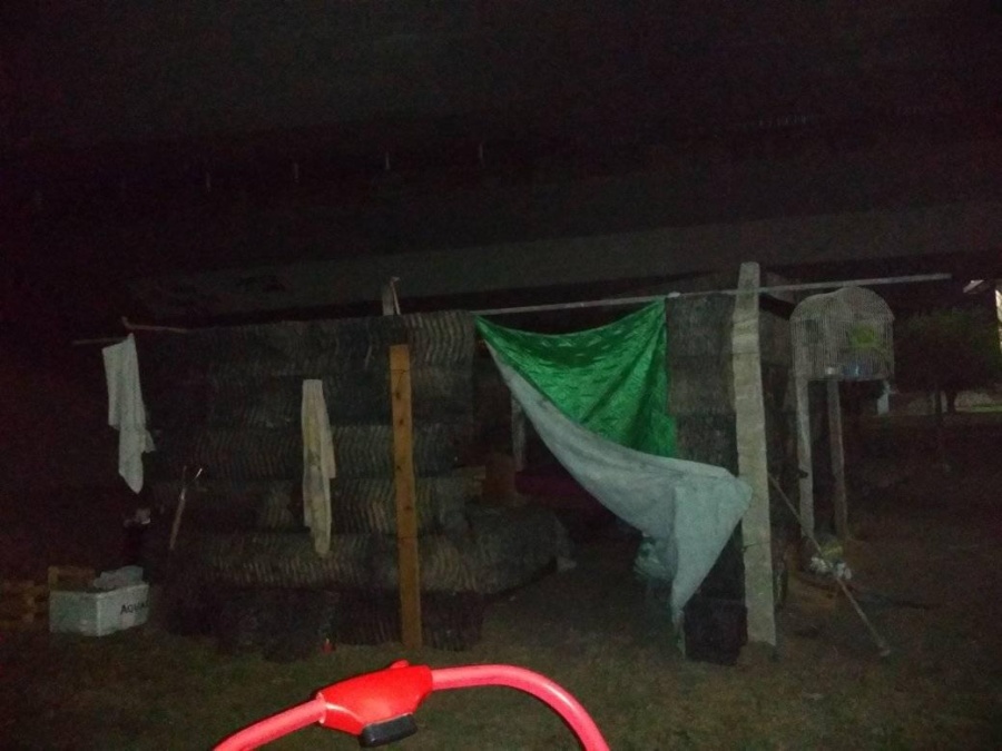 Una familia platense de 13 personas vive abajo de un puente y pide ayuda desesperadamente