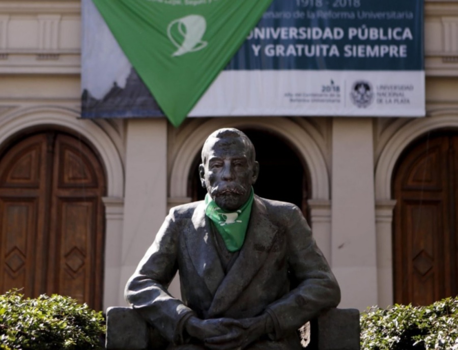 Más de 2.000 personas pidieron que la UNLP retire su postura a favor del aborto legal y ofrezca disculpas