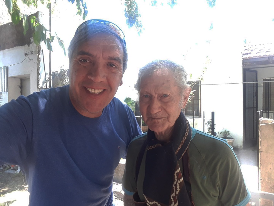 Emotiva historia de un platense de 84 años que vende cosas en la vereda para pagar los medicamentos de su esposa