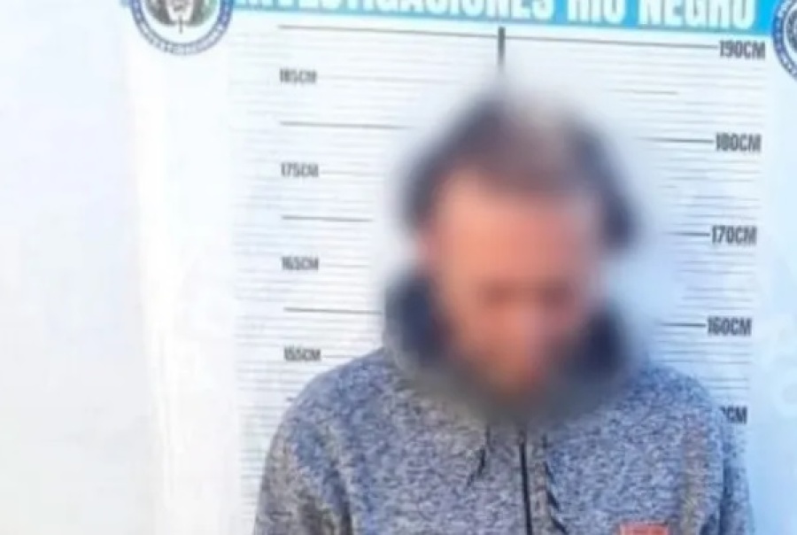 Abusó a su hijastra durante ocho años, la embarazó y escapó