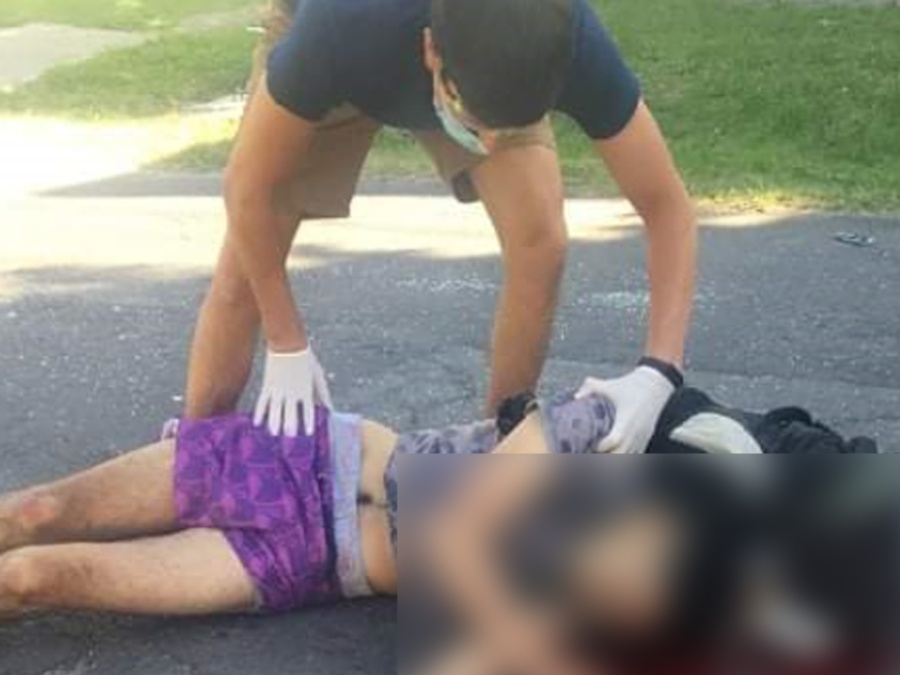 Presenció un accidente en Gonnet, mantuvo con vida a la víctima y la ambulancia le destruyó la mochila y la tablet