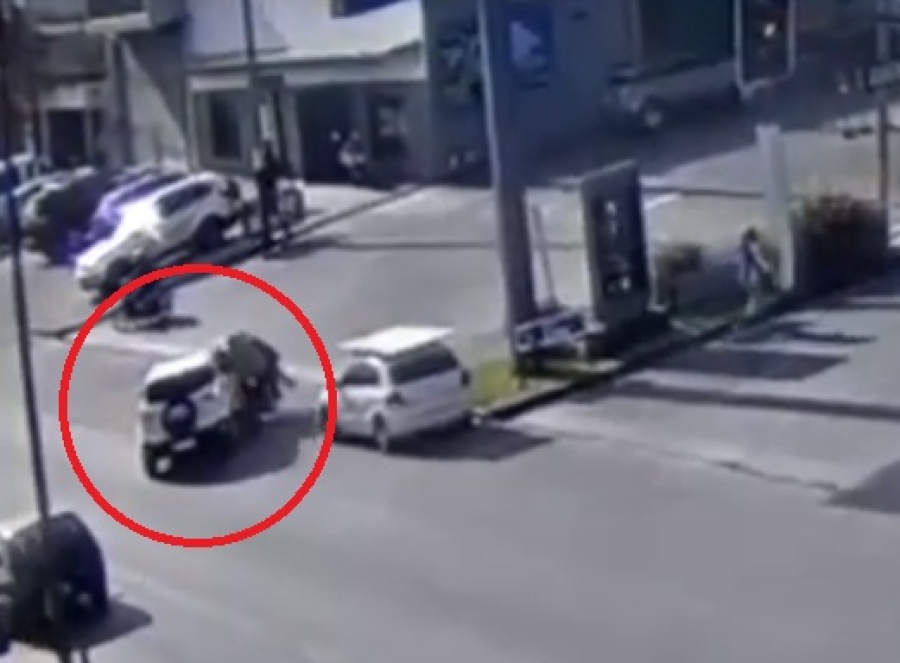 Iba en moto y se ”tragó” una camioneta en 19 y 72