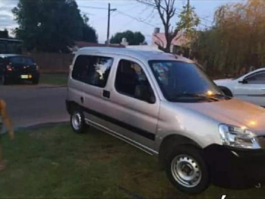 Le robaron la camioneta mientras repartía mercadería en una verdulería de La Plata y da recompensa por recuperarla