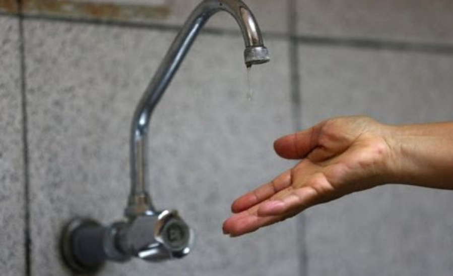 ”Canillas secas” en La Plata: Denuncian que en Tolosa sale ”un hilito de agua”
