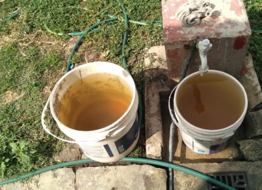 En Berisso apelan a maniobras ilegales para tener algo de agua: crecen los pozos sobre el asfalto