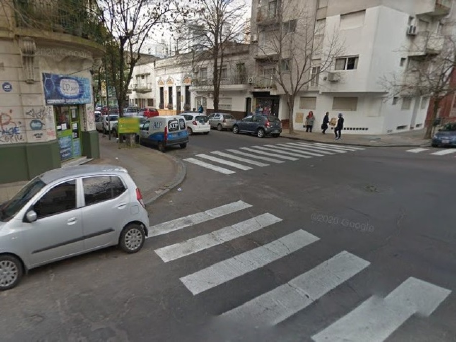 Robó, amenazó a una empleada en el centro platense y huyó: Los vecinos lo detuvieron en la puerta