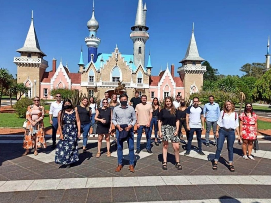 Mientras Garro toma decisiones serias, el ala no pensante de su equipo milita los contagios