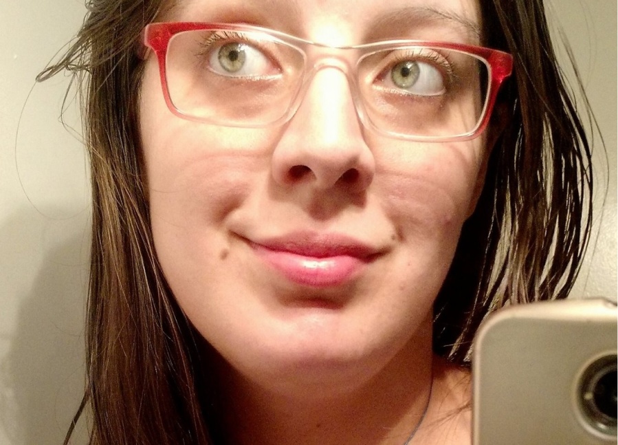 A una joven de Villa Elvira le robaron insólitamente mientras la policía ”allanaba” su casa: ”Eran todos mis ahorros”