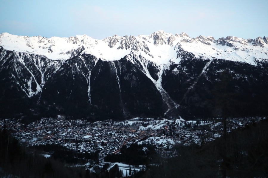 Advierten de cadáveres flotando en el río al desprenderse una montaña de los Alpes Franceses donde había un cementerio