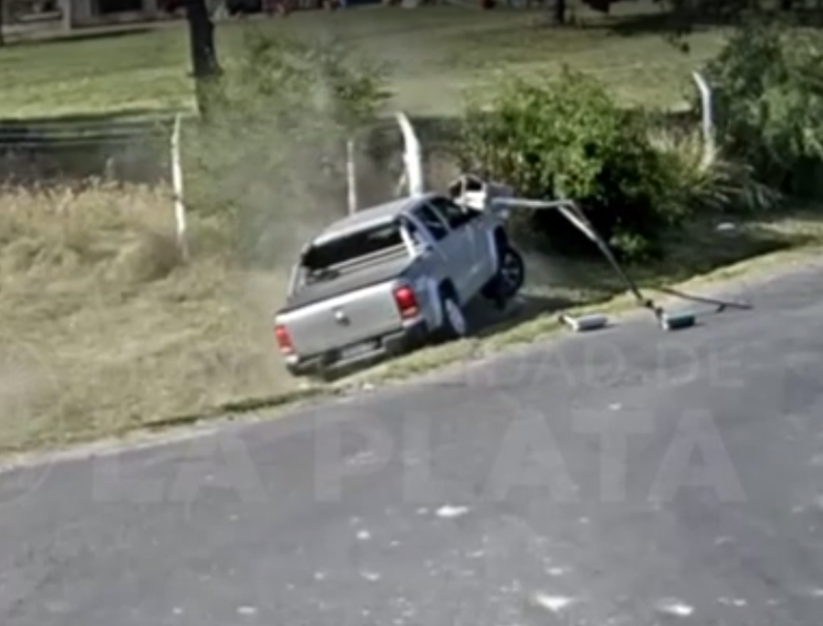 Una camioneta perdió el control, chocó contra un poste y lo derribó en Abasto