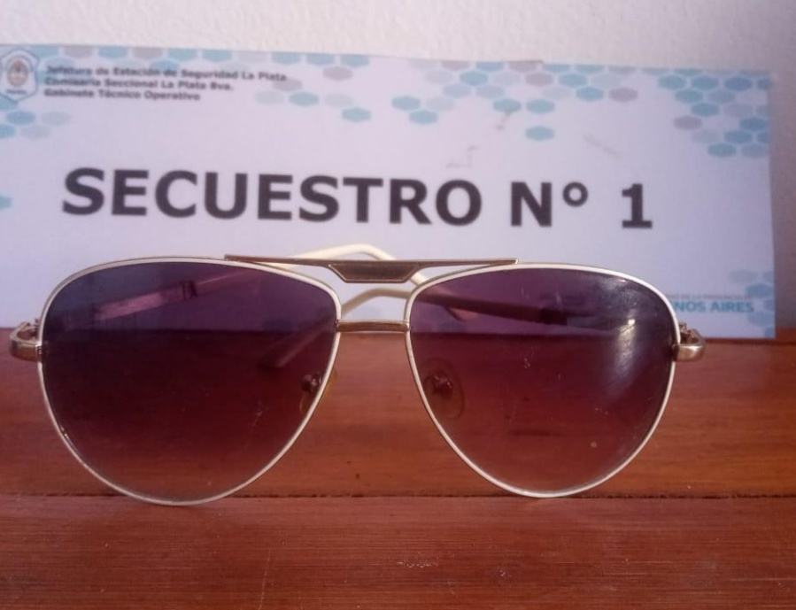 Atraparon a una motochorra que le había robado los lentes a un hombre en 13 y 88