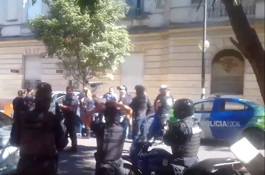 Pelea de arbolitos en pleno centro platense terminó con un gran operativo policial
