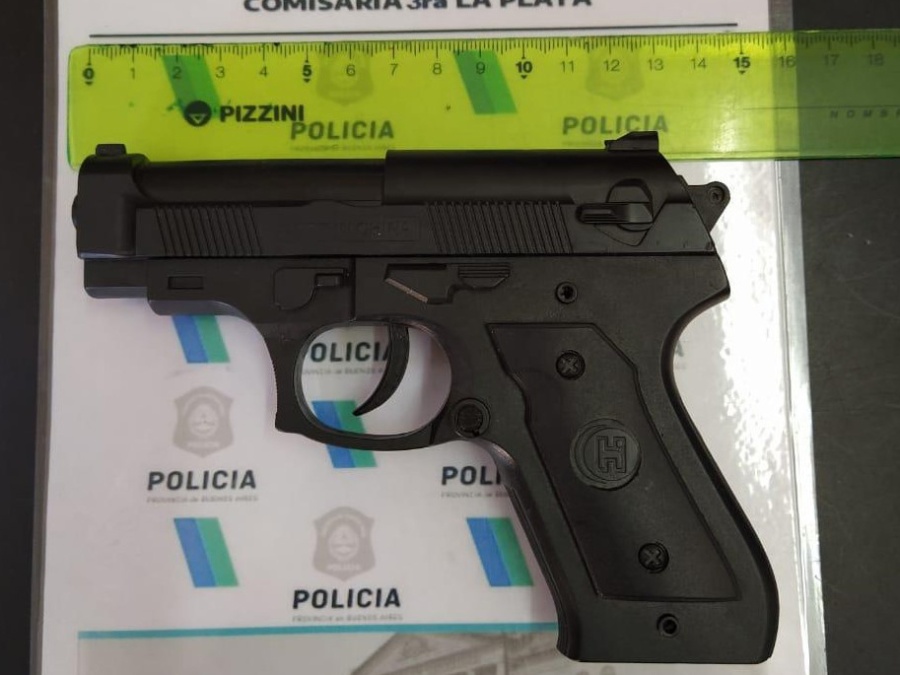 Quiso robarle 20 pesos a un diariero en La Plata pero tenía un arma de juguete