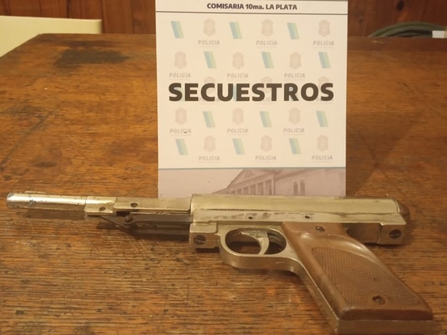 Con la réplica de una pistola, merodeaba en City Bell: intentó escaparse en plena zona céntrica