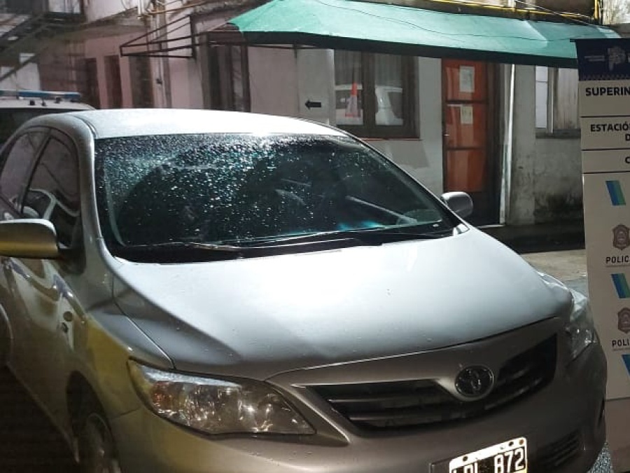 Atraparon a una pareja que robó un auto en La Plata y lo dejaron estacionado en la vereda