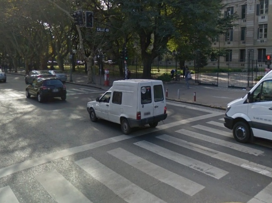 Cables sueltos, vecinos preocupados: una poste de alumbrado público, sin tapa a metros del Colegio Nacional