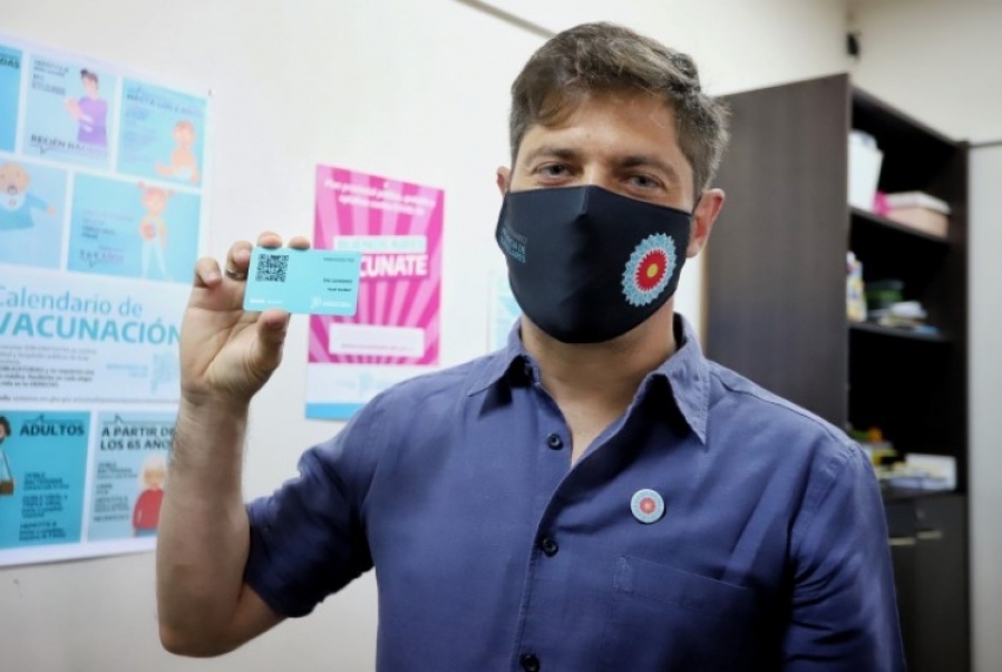 Axel Kicillof denunció que circula un WhatsApp con una falsa convocatoria para vacunarse