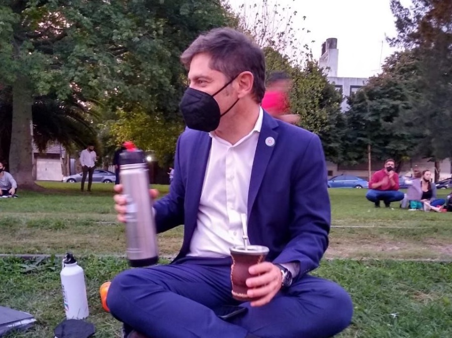 Kicillof sorprendió a los vecinos de Villa Elvira y tomó mate en la rambla de 1 y 72