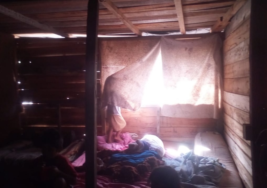 Vive en Olmos, su hijo es asmático y grabó un video desesperada porque el ”techo” no detiene el agua: ”Estoy sola”