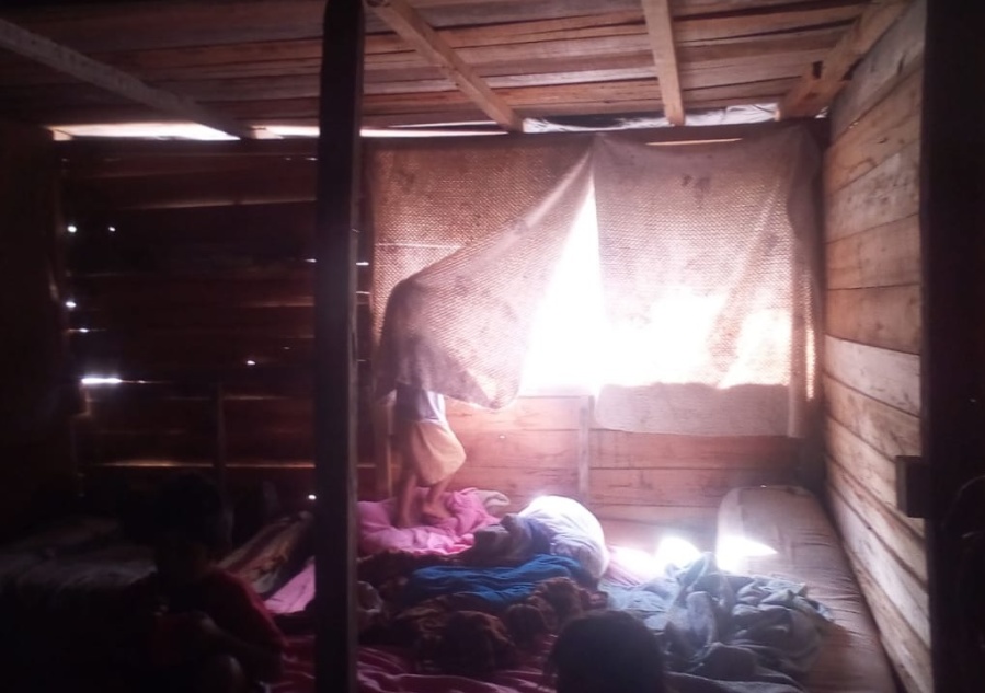 Vive en Olmos, su hijo es asmático y grabó un video desesperada porque el ”techo” no detiene el agua: ”Estoy sola”