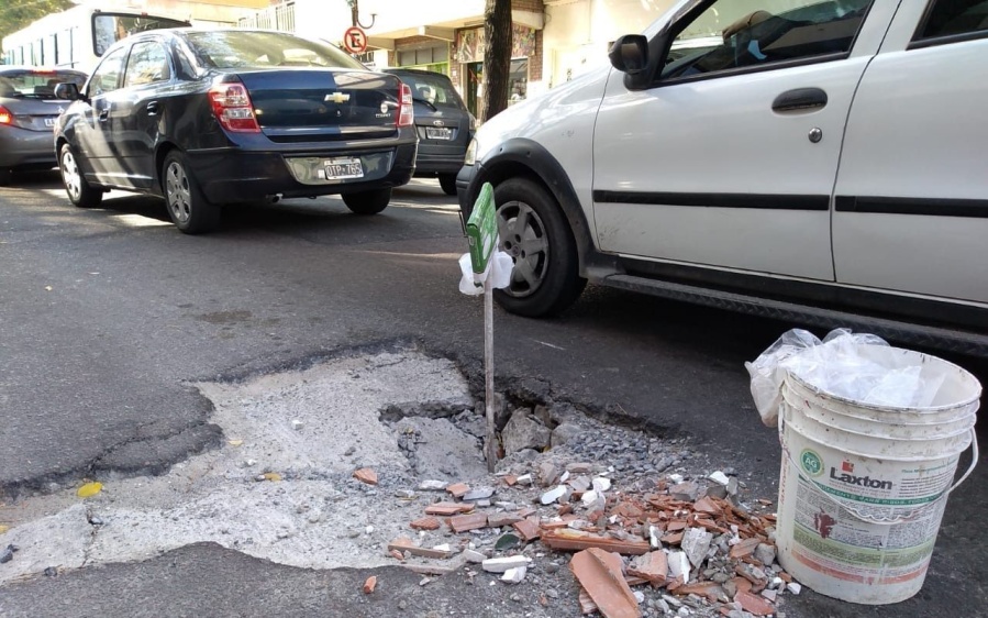 Vecinos del centro platense reclaman a la Comuna por un enorme pozo