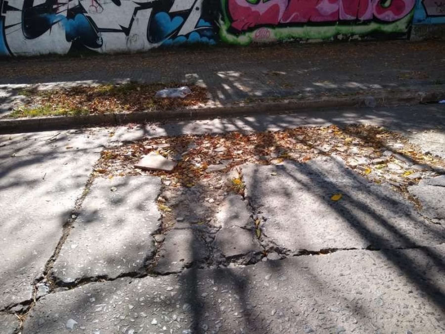 Un peligroso bache preocupa a vecinos de la zona del Hospital San Martín