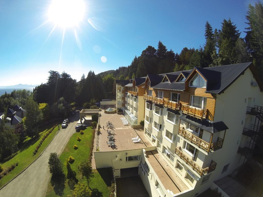 Locura en un viaje de egresados en Bariloche: se pelearon dos escuelas y habrían arrojado a un chico del segundo piso