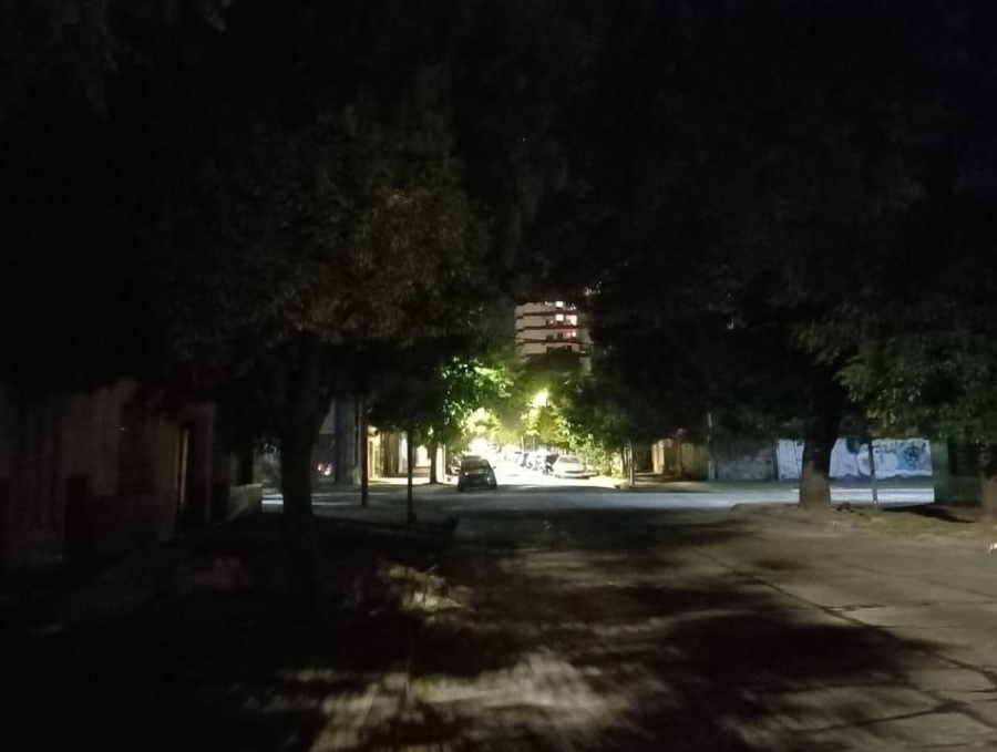 En una cuadra de Barrio Norte no funcionan las luces de ambos lados y piden una reparación urgente por la inseguridad