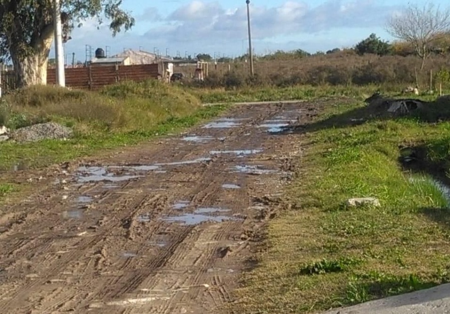 Vecinos de Melchor Romero llevan tres días atrapados en sus casas por el desastroso estado de la calle